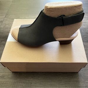 Clarks Womens Gray Perforated Nubuck Leather Sandals Size 9.5 New in Box